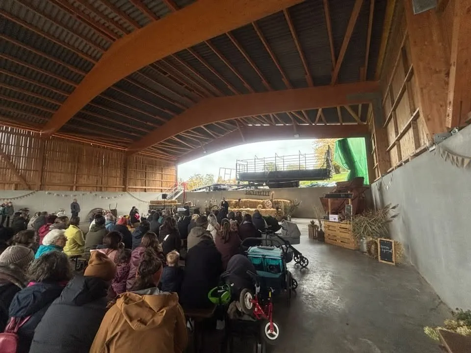 Voll besetzter Stall beim Erntedankgottesdienst
