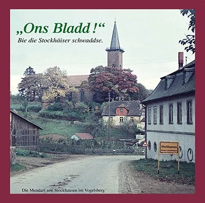 Buchtitel „Ons Bladd! Bie die Stockhäiser schwaddse.“ – Die Mundart von Stockhausen im Vogelsberg, mit altem Foto der Dorfstraße und der Kirche