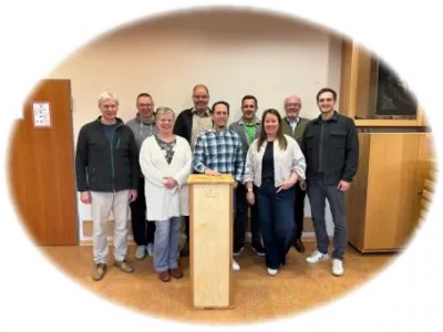 Die neun Mitglieder des Ortsbeirats Stockhausen in einem Saal