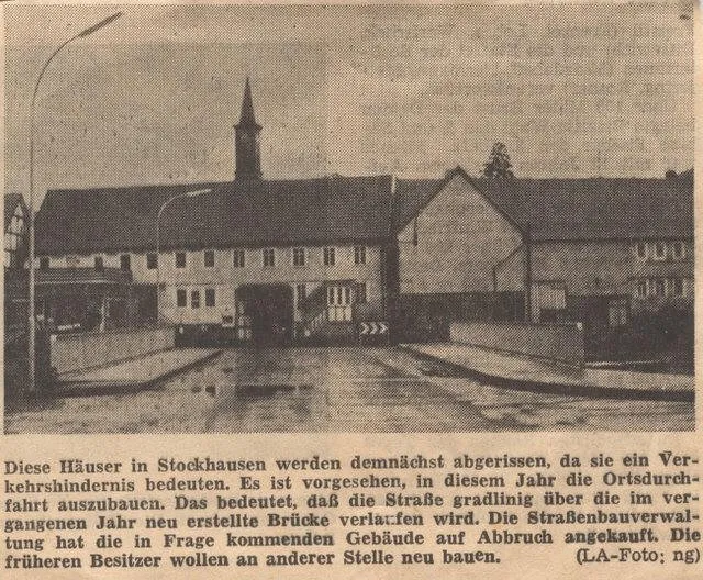 Zeitungsfoto: Häuserzeile an der Ortsdurchfahrt, dahinter der Kirchturm